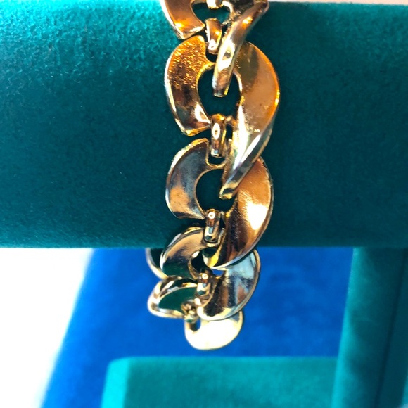 Vintage Trifari Bracelet - Picture 4 of 5